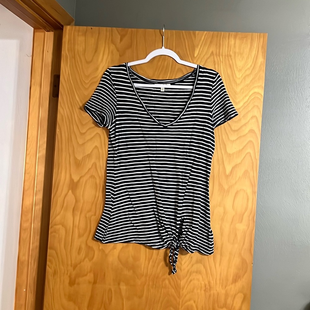 Express Tee Black and white v neck   Knot in front